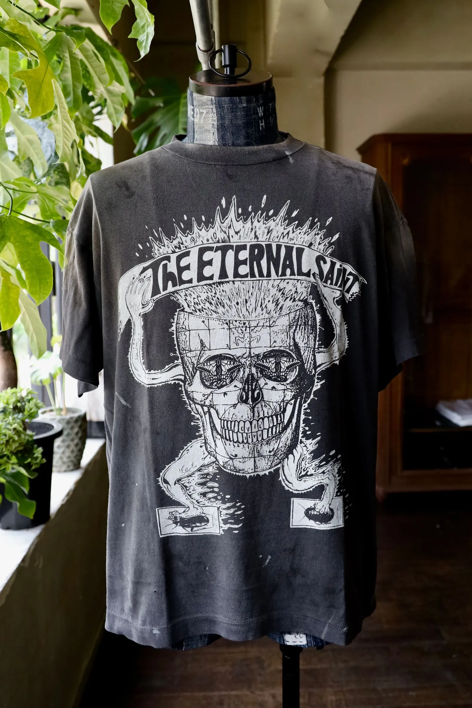 SAINT Mxxxxxx SS TEE/THE ETERNAL/BLK Latest Skeleton Beetle Distressed Sulfur Dyeing Retro Short Sleeves Washed Black S-XL Garment Dyeing Rewashed for Distressed Horse Replacement Faded Top Printing Technology Simulates Natural Distressed Style Really Correct Version Original Consistent Main Mark/Washed Mark/Angel Anti-Counterfeiting Mark